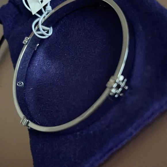 Tory Burch silver bangle with logo - new with tags never worn - Picture 4 of 7